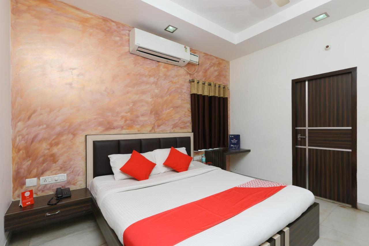 Oyo 2282 Velachery *