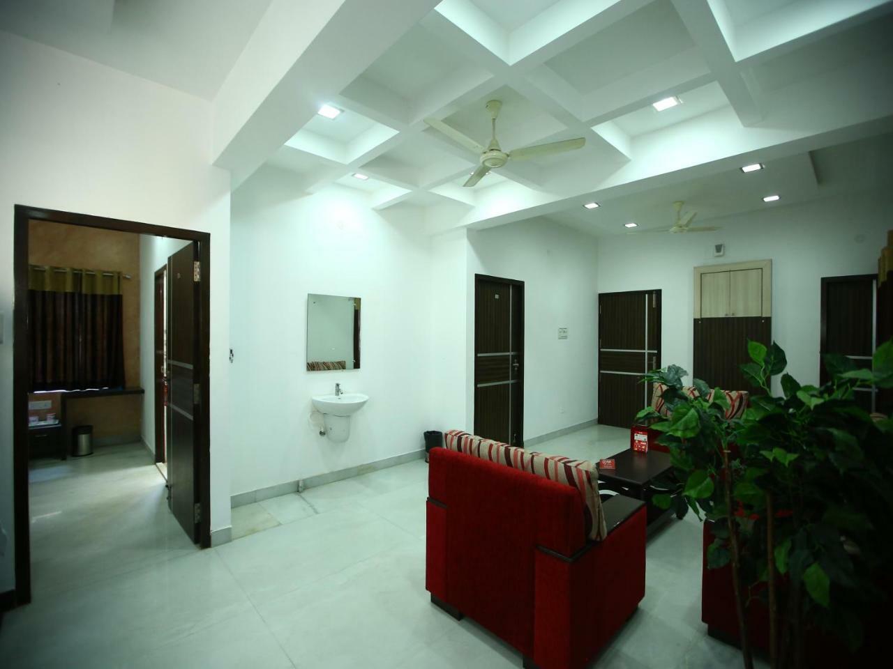 Oyo 2282 Velachery